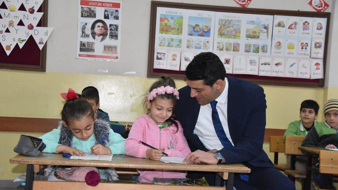 Milli Eğitim Müdürümüz Sn. Servet CANLI; Fatih Sultan Mehmet İlkokulu'nu ziyaret ederek idareci, öğretmen ve öğrencilerle bir araya gelerek sohbet etti.