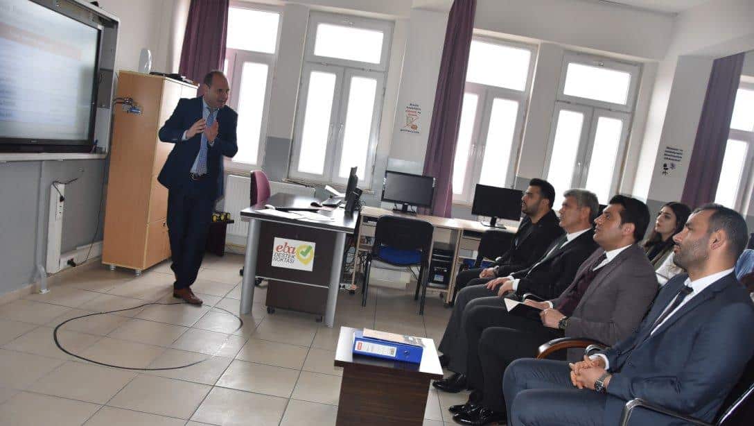 Milli Eğitim Müdürümüz Sn. Servet CANLI, Şehit Başkomiser Mehmet Parlak Ortaokulu ve İmam Hatip Ortaokulu'nda Akademik Başarının artırılmasına yönelik yapılan çalışmaları idareci ve öğretmenlerimizle birlikte değerlendirdi.