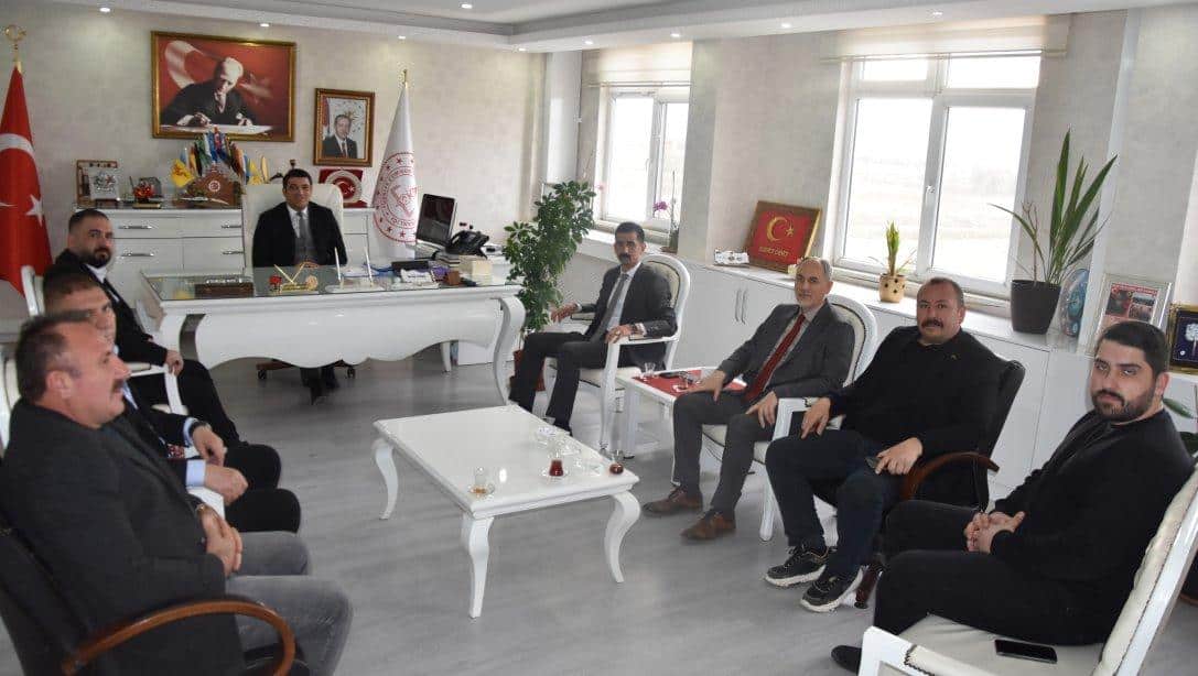 Iğdır MHP İl Başkanı Sn. Hüseyin ATEŞ ve Iğdır MHP İl Genel Meclisi Adayları Milli Eğitim Müdürümüz Sn. Servet CANLI' yı makamında ziyaret ettiler.
