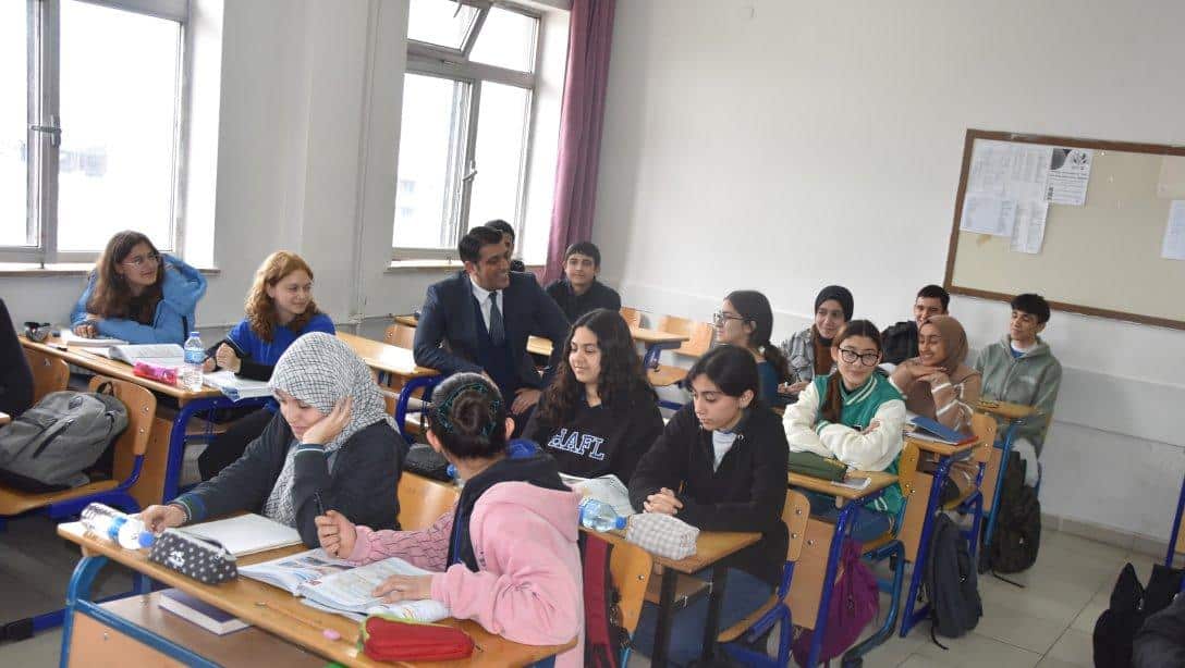 Milli Eğitim Müdürümüz Sn. Servet CANLI, Haydar Aliyev Fen Lisesi'ni  ziyaret ederek idareci, öğretmen ve öğrencilerle bir araya gelerek sohbet etti.