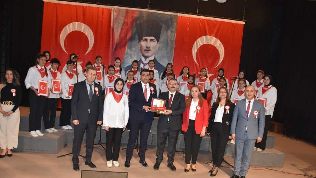 Valimiz Sn. Ercan TURAN ve Milli Eğitim Müdürümüz Sn. Servet CANLI, 18 Mart Çanakkale Zaferi ve Şehitleri Anma Günü dolayısı ile düzenlenen programa katıldılar.