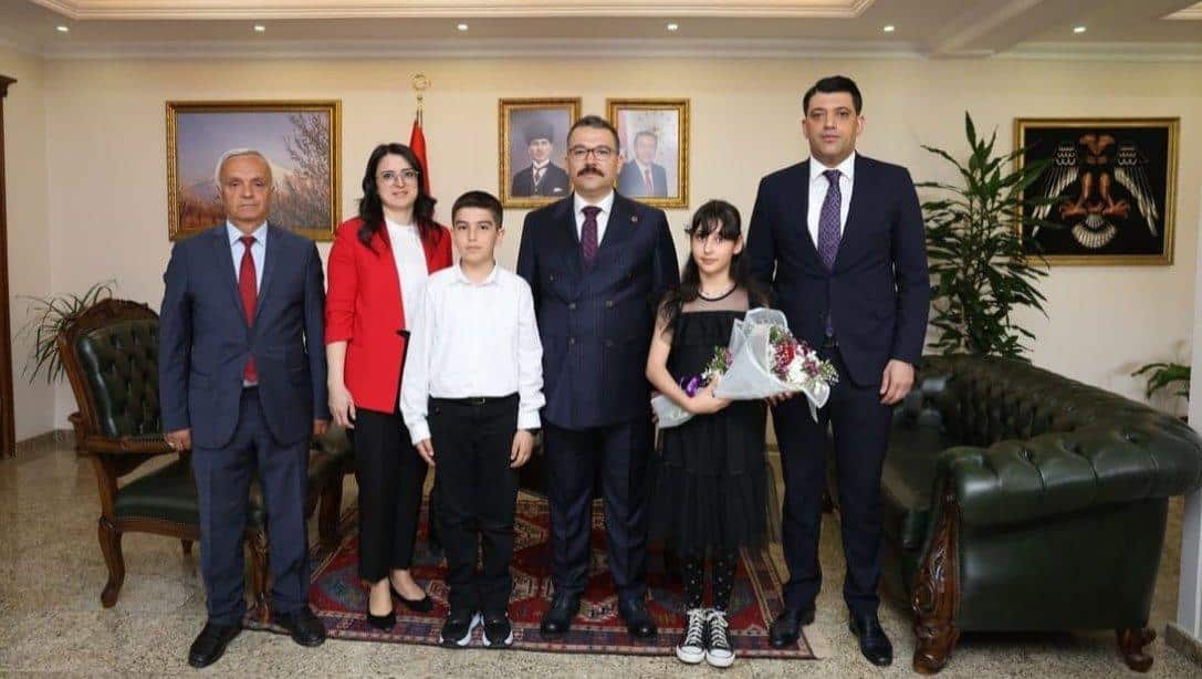 Valimiz Sn. Ercan TURAN, 23 Nisan Ulusal Egemenlik ve Çocuk Bayramı dolayısıyla Milli Eğitim Müdürümüz Sn. Servet CANLI ve Atatürk İlkokulu öğretmen ve öğrencilerini makamında kabul etti.