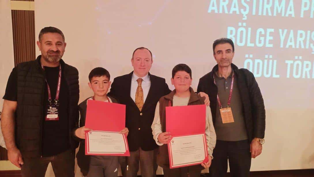 TÜBİTAK 2204-B Ortaokullar Arası Araştırma Projeleri Yarışması Finalinde  İlimiz Şehit Öğretmen Şevki Akgün Ortaokulu ve Azer-İshak Yaycılı BİLSEM öğrencilerimiz derece aldı.