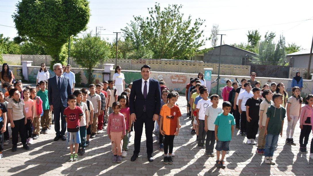 Milli Eğitim Müdürümüz Sn. Servet CANLI; Kazım Karabekir İlkokulu'nda İstiklal Marşı Töreni'ne katılarak idareci, öğretmen ve öğrencilerle bir araya gelerek sohbet etti.