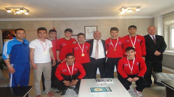  İlimiz Merkez Mehmet Murat İşler Sosyal Bilimler Lisesi İlimizde düzenlenen Halı saha futsal yarışmasında birinci olduktan sonra bölge yarışmasında ilimizi temsil etti