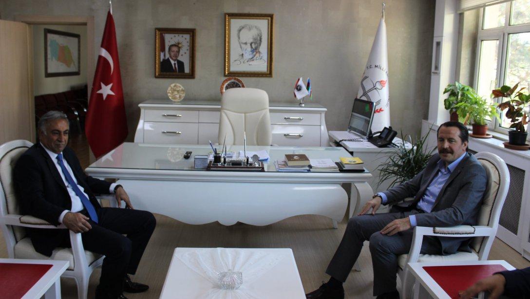  Memur-Sen Genel Başkanı Ali Yalçın,İl Milli Eğitim Müdürü Hakan Gönen'i Makamında Ziyaret Etti.         