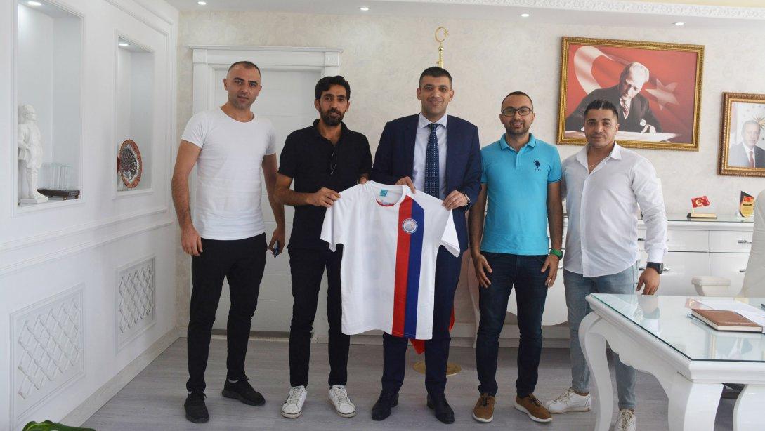 Şehit Fatih Kara Spor Lisesi idareci ve öğretmenleri, Milli Eğitim Müdürümüz Sn. Servet CANLI'ya hayırlı olsun ziyaretinde bulundular.