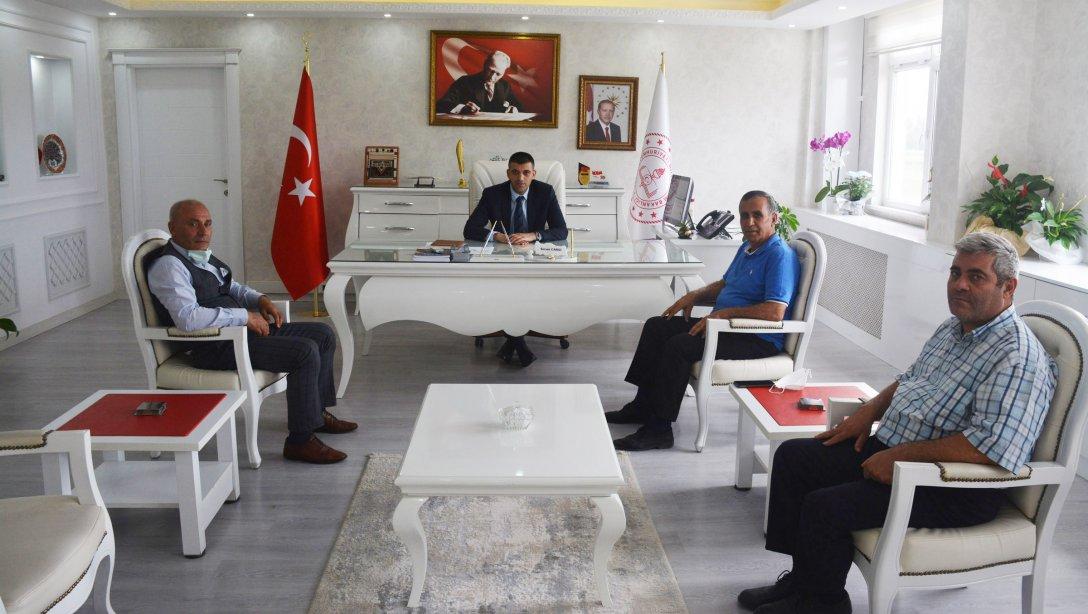 Ak Parti İl Başkan Yardımcıları Sn. Necdet KARATEPE ve Sn. Hasan VERBERİ, Milli Eğitim Müdürümüz Sn. Servet CANLI'ya hayırlı olsun ziyaretinde bulundular.
