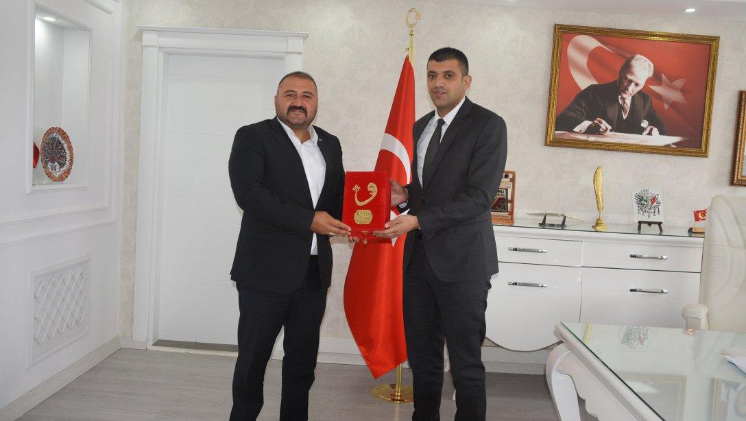 Melekli Belediye Başkanı Sn. Eray ÇOŞAR, Milli Eğitim Müdürümüz Sn. Servet CANLI'ya hayırlı olsun ziyaretinde bulundular.