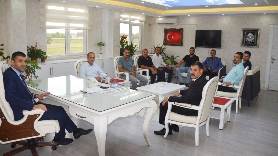 Türk Eğitim-Sen Iğdır İl Başkanı Sn. Ali ARSLAN ve beraberindeki  heyetle birlikte Milli Eğitim Müdürümüz Sn. Servet CANLI'ya hayırlı olsun ziyaretinde bulundular.