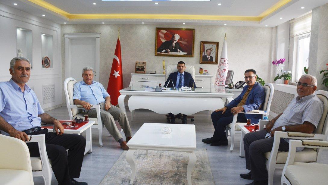 Ak Parti Eski İl Başkanı Av. Ahmet TUTULMAZ ve beraberindeki heyetle birlikte, Milli Eğitim Müdürümüz Sn. Servet CANLI'ya hayırlı olsun ziyaretinde bulundular.