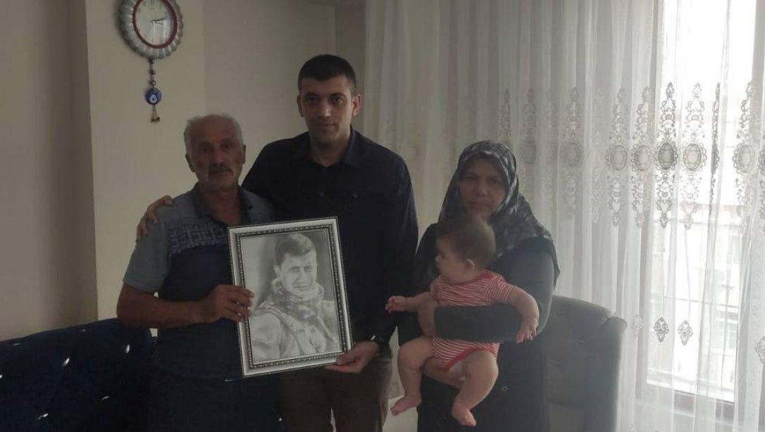 Milli Eğitim Müdürümüz Sn. Servet CANLI, Iğdırlı Şehidimiz Fatih KARA'nın ailesini ziyaret etti.
