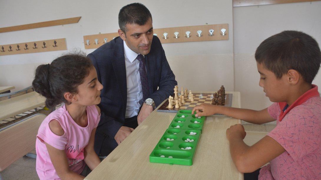 Milli Eğitim Müdürümüz Sn. Servet CANLI, Tuzluca İlkokulu ve Namık Kemal İlkokulunu ziyaret etti.