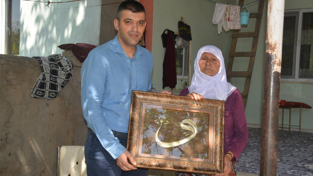 Milli Eğitim Müdürümüz Sn. Servet CANLI, 1994 yılında Hakkari ilinin Yüksekova ilçesinde Şehit olan P. Er Muharrem TAŞ'ın  ailesini ziyaret etti.