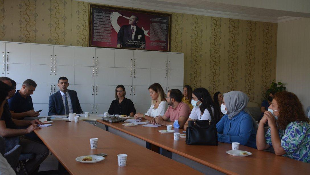 Milli Eğitim Müdürümüz Sn. Servet CANLI, Haydar Aliyev Fen Lisesi ve Mehmet Akif Ersoy İlkokulunda gerçekleştirilen öğretmenler kurulu toplantısına katıldı.