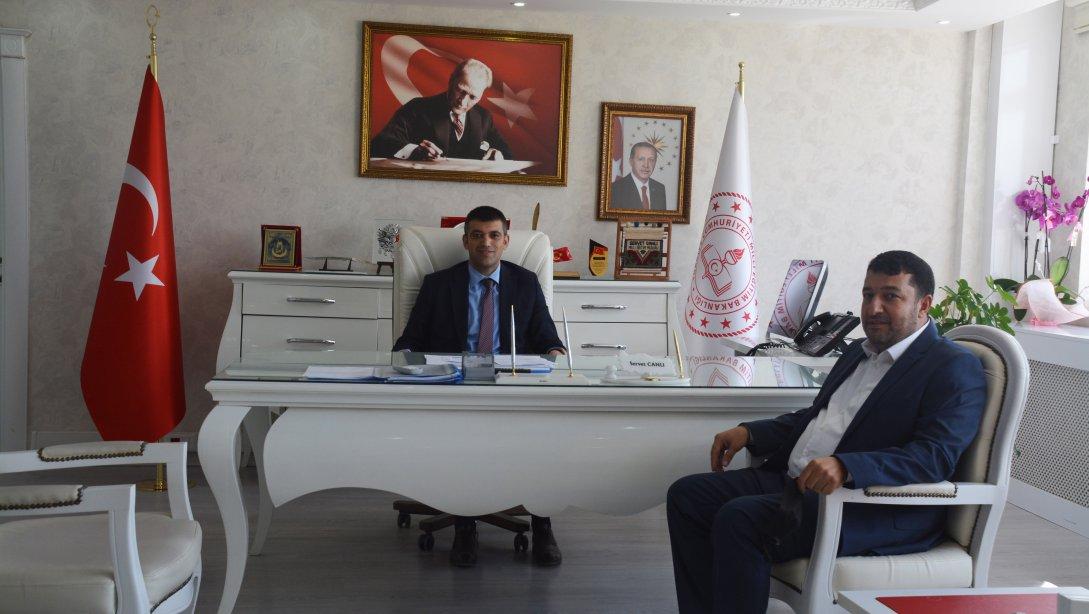 Ak Parti Van İl Başkan Yardımcısı Sn. Murat KİRAZ, Milli Eğitim Müdürümüz Sn. Servet CANLI'ya hayırlı olsun ziyaretinde bulundu.