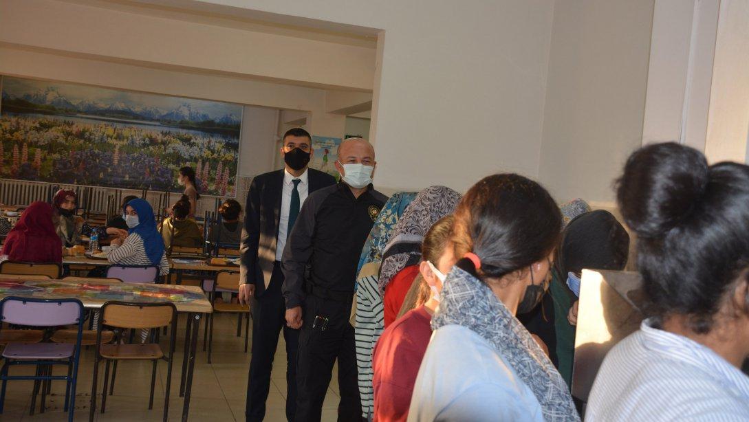 Emniyet Müdürümüz Sn. Dr. Oğuzhan YONCA ve Milli Eğitim Müdürümüz Sn. Servet CANLI, salgın tedbirleri ve okul güvenliği kapsamında Kız Anadolu İmam Hatip Lisesi pansiyonunu ziyaret ettiler.