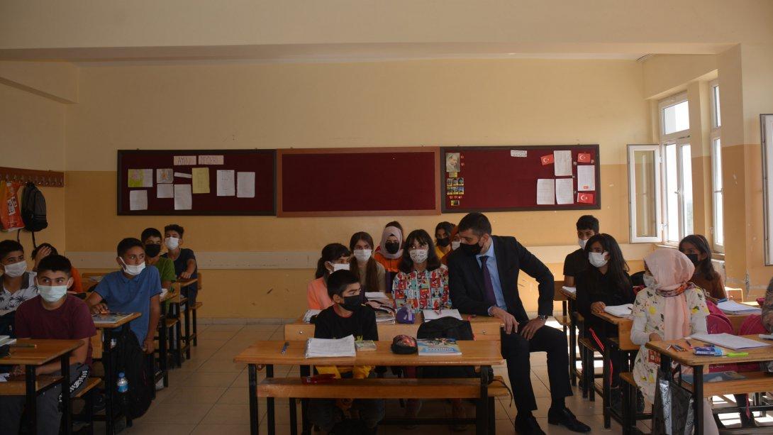 Milli Eğitim Müdürümüz Sn. Servet CANLI, Şehit Başkomiser Mehmet Parlak Ortaokulu ve Alibey Köy İlk ve Ortaokulunu ziyaret etti.