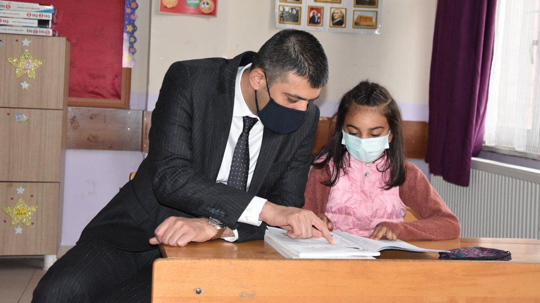 Milli Eğitim Müdürümüz Sn. Servet CANLI, Tuzluca Şehit Üsteğmen Hakan Özkaner İlk ve Ortaokulunu ziyaret etti.