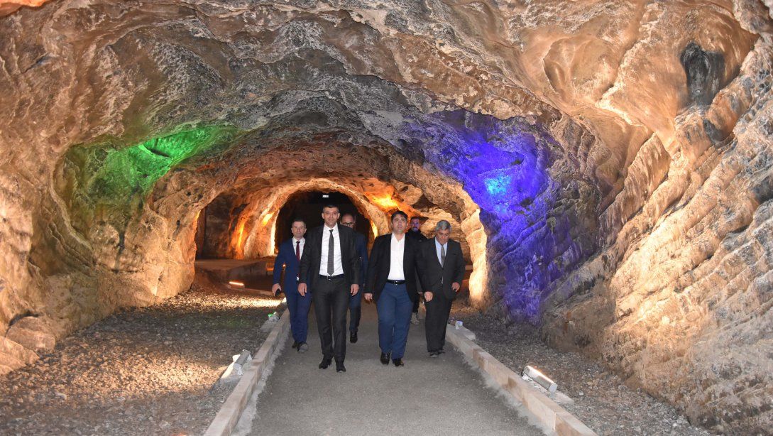 Milli Eğitim Müdürümüz Sn. Servet CANLI ve Tuzluca Kaymakamı Sn. Salih ÇİĞDEM Tuzluca Tuz Mağaralarında inşa edilen Tuz Terapi Uygulama ve Araştırma Merkezini ziyaret etti.