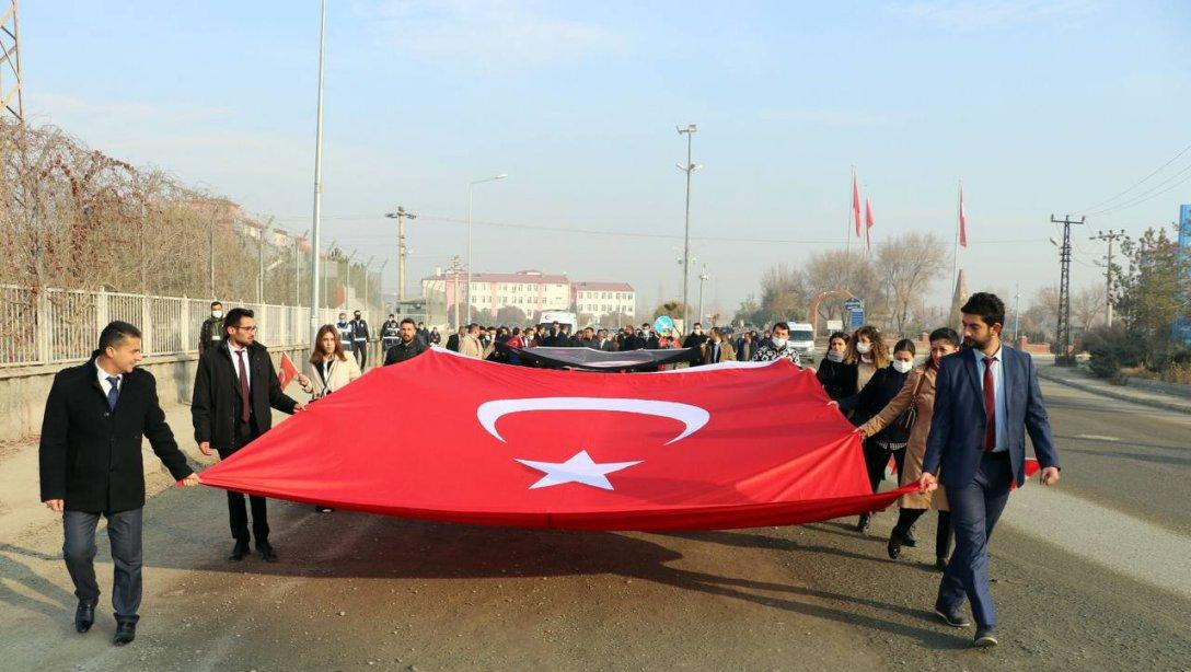 24 Kasım Öğretmenler Günü etkinleri kapsamında Şehit Öğretmenlerimizin anısına Mehmet Çavuş Anıtı'ndan Atatürk Anıtı'na yürüyüş gerçekleştirildi.