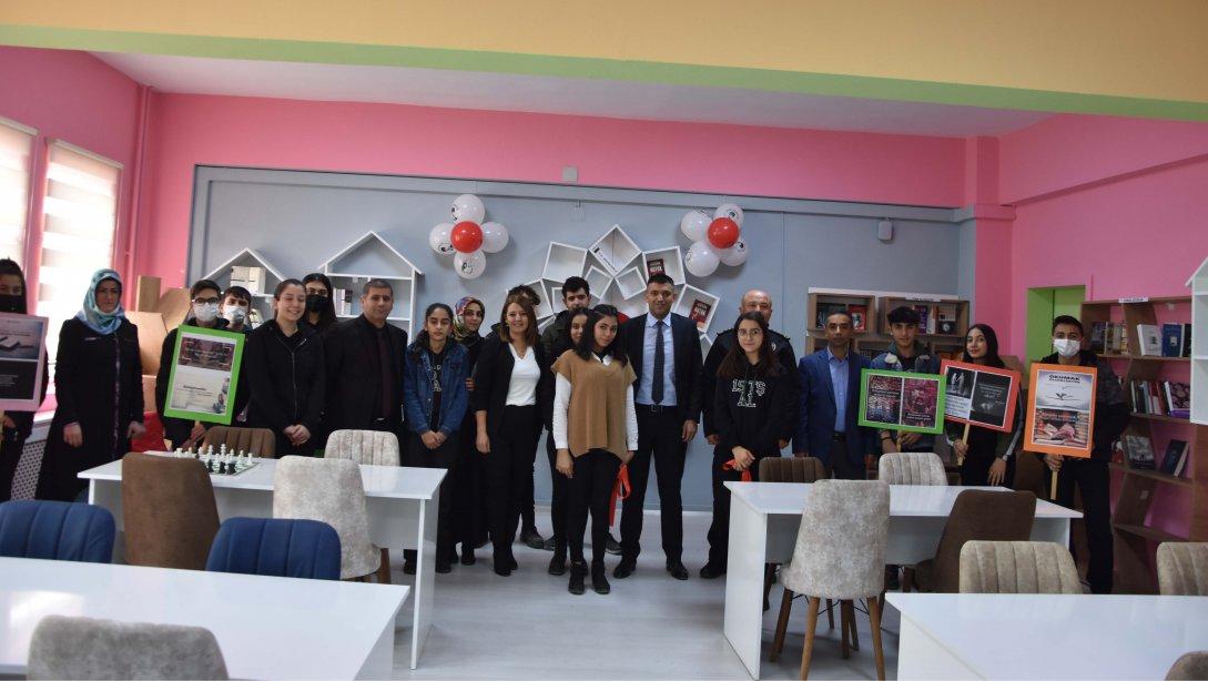 'Kütüphanesiz Okul Kalmayacak' projesi kapsamında 15 Temmuz Şehirleri Anadolu Lisesinde kurulan kütüphanenin açılışı yapıldı.