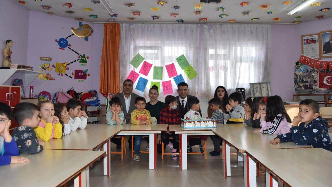 Milli Eğitim Müdürümüz Sn. Servet CANLI, Şehit Cihat Sayım Anaokulunu ziyaret ederek öğretmen ve öğrencilerle bir araya geldi.
