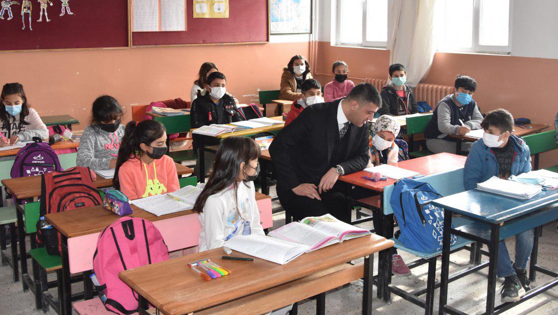 Milli Eğitim Müdürümüz Sn. Servet CANLI, Halfeli Borsa İstanbul Ortaokulunu ziyaret ederek öğretmen ve öğrencilerle bir araya geldi.
