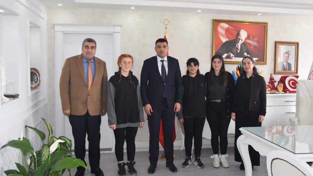 Tübitak 2204-A Lise Öğrencileri Araştırma Projeleri Yarışmasında bölgede 3. olan Iğdır Anadolu Lisesi yönetici, öğretmen ve öğrencileri Milli Eğitim Müdürümüz Sn. Servet CANLI'yı ziyaret etti.