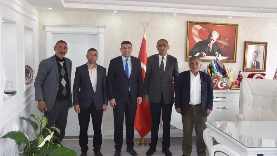Aralık Belediye Başkanı Sn. Mustafa GÜZELKAYA ve beraberindeki heyetle birlikte, Milli Eğitim Müdürümüz Sn. Servet CANLI'yı ziyaret ettiler.
