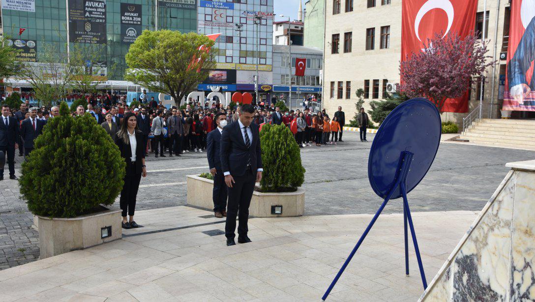 Türkiye Büyük Millet Meclisi'nin Açılışının 102. Yıl Dönümü ve 23 Nisan Ulusal Egemenlik ve Çocuk Bayramı dolayısıyla Milli Eğitim Müdürümüz Sn. Servet CANLI, Atatürk Anıtına çelenk sundu.