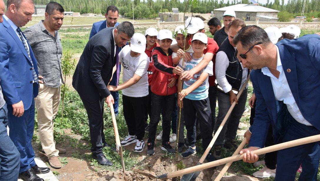 Dünya Çevre Günü Etkinlikleri kapsamında Şehit Başkomiser Mehmet Parlak Ortaokulu bahçesine fidan dikimi gerçekleştirildi.