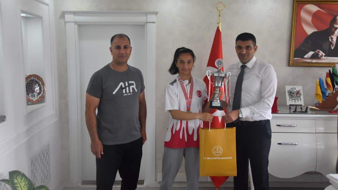 Milli Eğitim Müdürümüz Sn. Servet CANLI, 12-15 Mayıs tarihlerinde İstanbul'da düzenlenen Kick-Boks Dünya Kupası Müsabakalarında 52 Kg'da şampiyon olan Besti Aydeniz MTAL öğrencimiz Kader ÖDÜN'e kupasını ve hediyesini takdim etti.