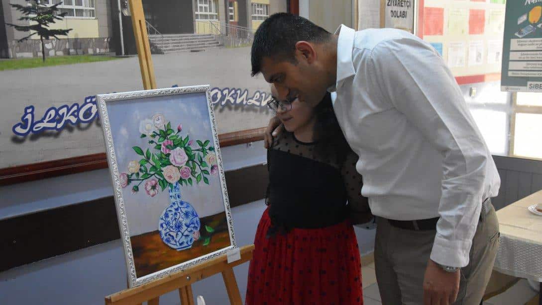Milli Eğitim Müdürümüz Sn. Servet CANLI, Hüsnü M. Özyeğin İlkokulu tarafından hazırlanan resim sergisini ziyaret etti.