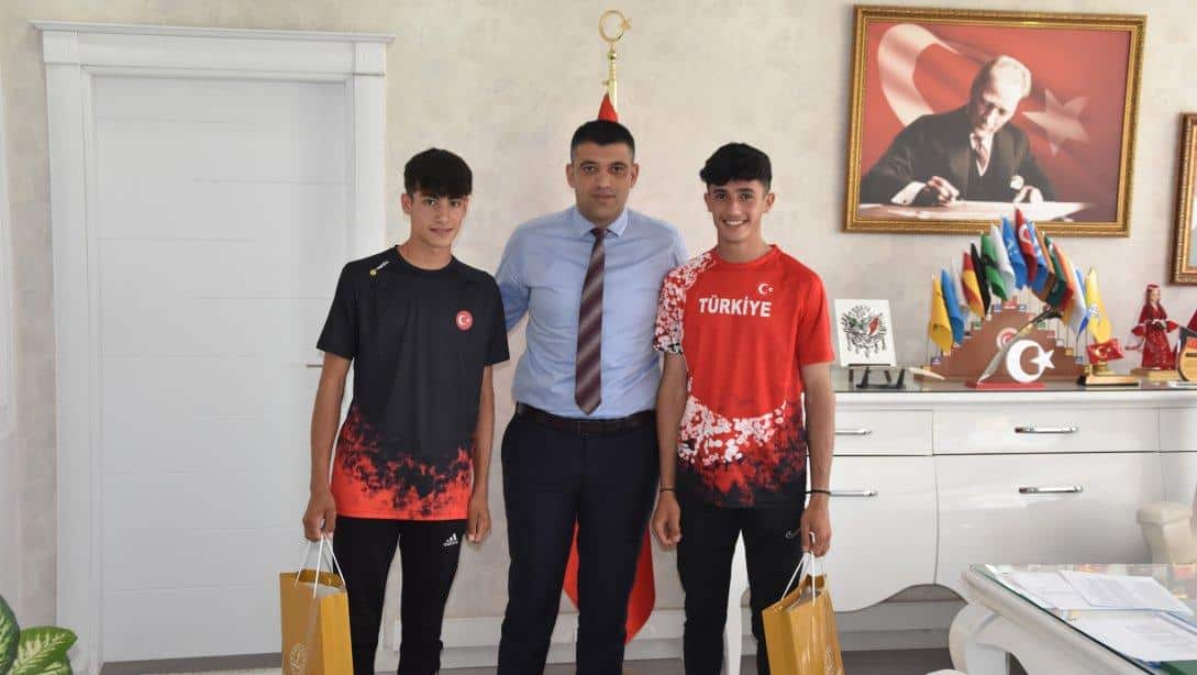 Şehit Fatih Kara Spor Lisesi öğrencilerinden Milli Atlet Muhammed AĞGÜN ve Milli Atlet Alişan ALPHAN, Milli Eğitim Müdürümüz Sn. Servet CANLI'yı ziyaret etti.