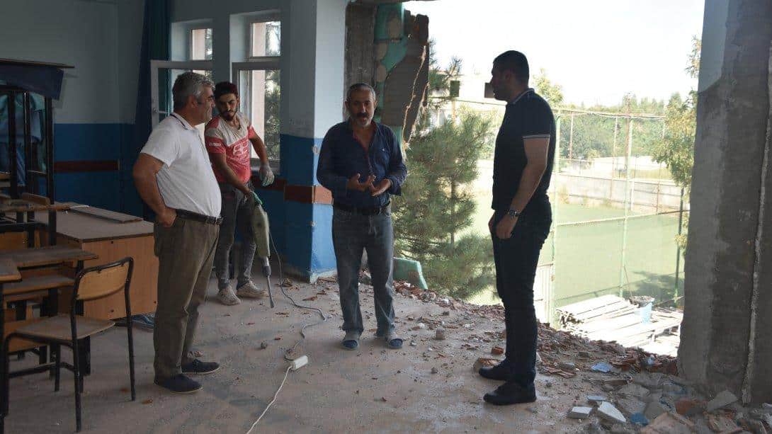Milli Eğitim Müdürümüz Sn. Servet CANLI, güçlendirme onarımı yapılan 15 Temmuz Şehitleri Anadolu Lisesini ziyaret ederek çalışmalar hakkında bilgi aldı.