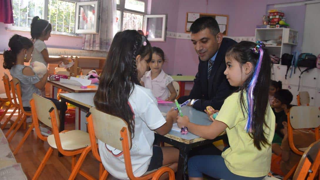 Milli Eğitim Müdürümüz Sn. Servet CANLI, Şehit Cihat Sayım Anaokulu ve Hoşhaber İlkokulunu ziyaret ederek öğretmen ve öğrencilerle bir araya geldi.