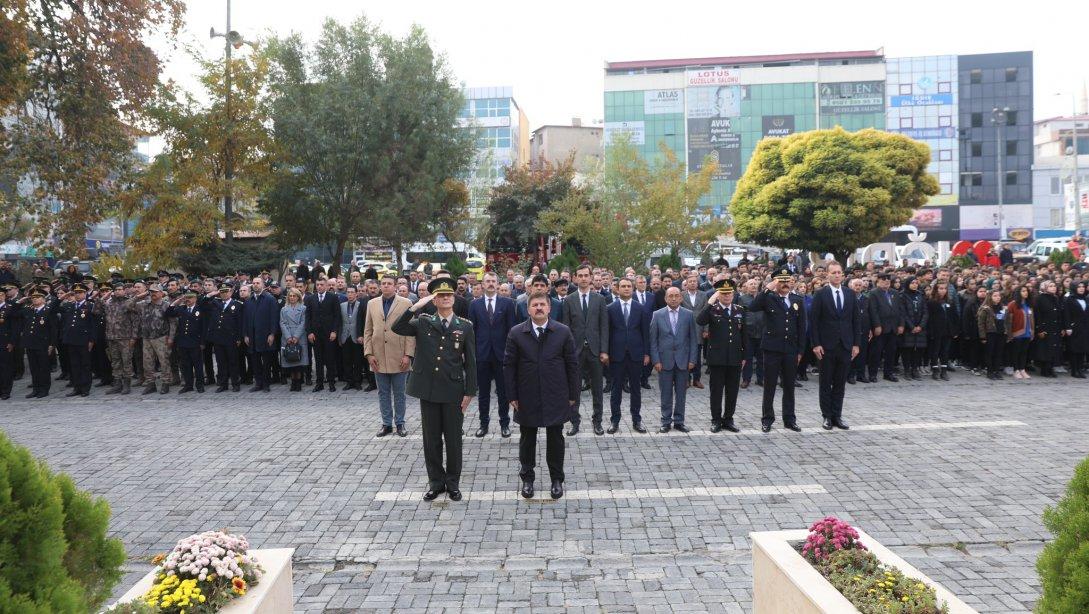 10 Kasım Atatürk'ü Anma Günü dolayısıyla, Valimiz Sn. Hüseyin Engin SARIİBRAHİM, protokol üyeleri, öğrencilerimiz ve vatandaşların katılımıyla Atatürk Anıtı'na Çelenk Sunma Töreni düzenlendi.