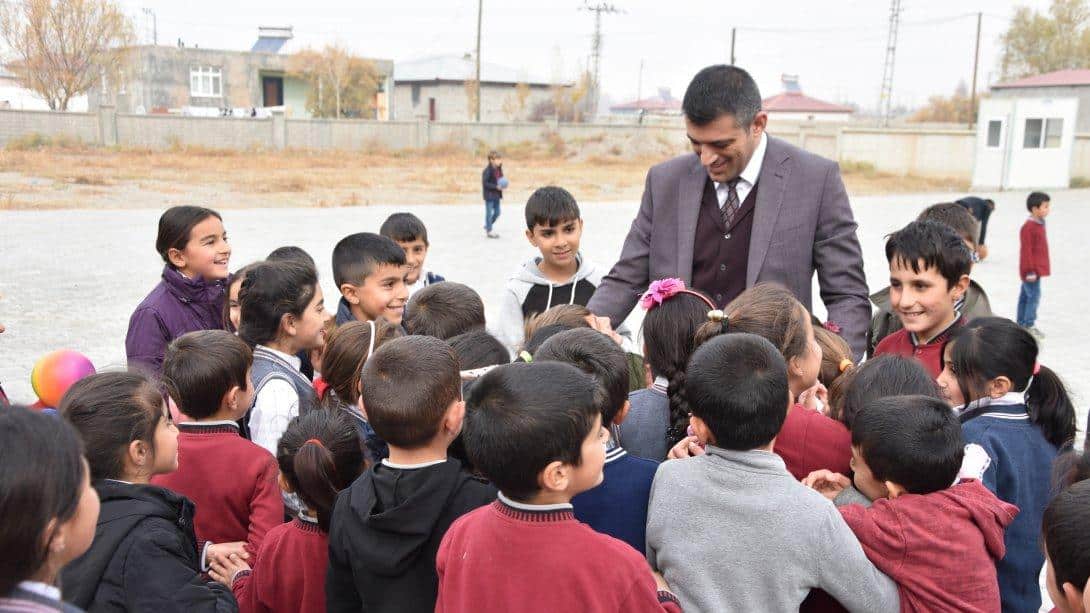 Milli Eğitim Müdürümüz Sn. Servet CANLI, Şehit Polis Kemal Adir İlk ve Ortaokulunu ziyaret ederek öğretmen ve öğrencilerle bir araya geldi.