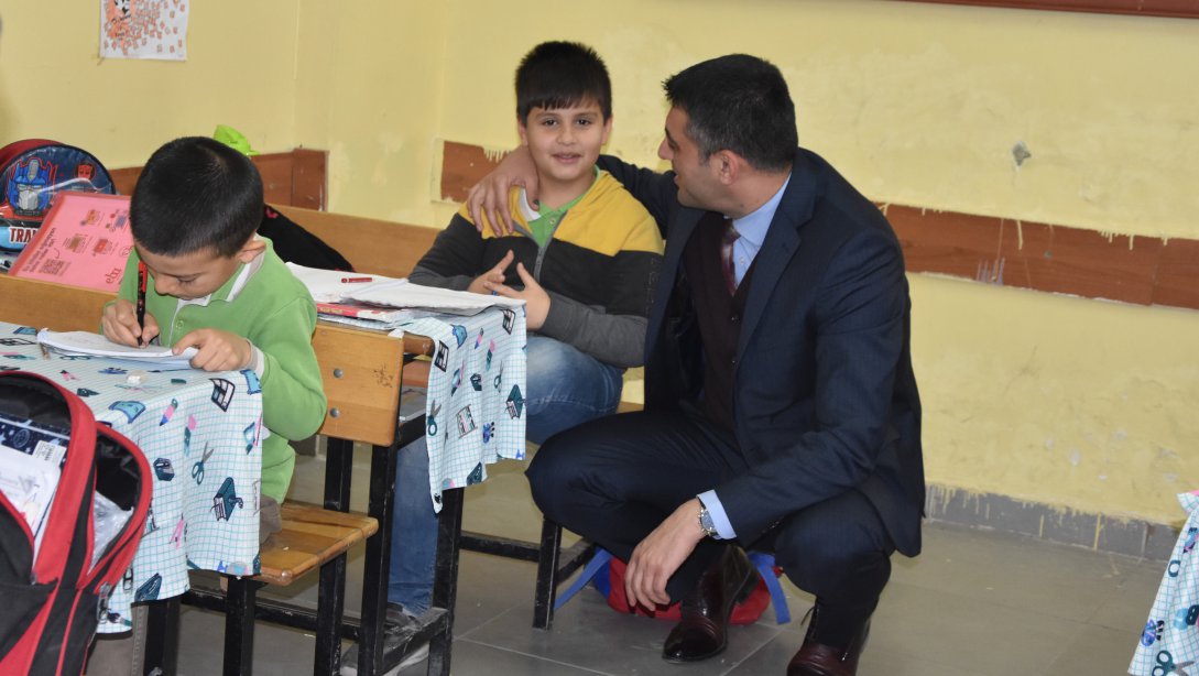 Milli Eğitim Müdürümüz Sn. Servet CANLI, Fatih Sultan Mehmet İlkokulunu ziyaret ederek öğretmen ve öğrencilerle bir araya geldi.