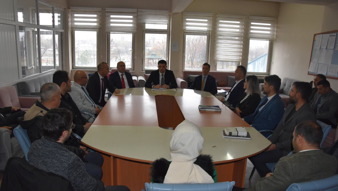 Milli Eğitim Müdürümüz Sn. Servet CANLI Karakoyunlu ilçemizde bulunan okul müdürleri ile bir araya gelerek genel gündemli değerlendirme toplantısı yaptı.