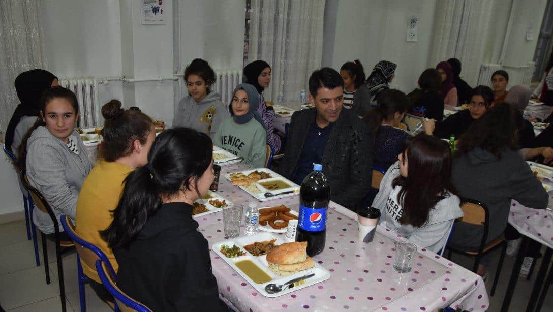 Milli Eğitim Müdürümüz Sn. Servet CANLI Haydar Aliyev Fen Lisesi'nde öğrenciler ile birlikte iftar yemeği programına katıldı. 
