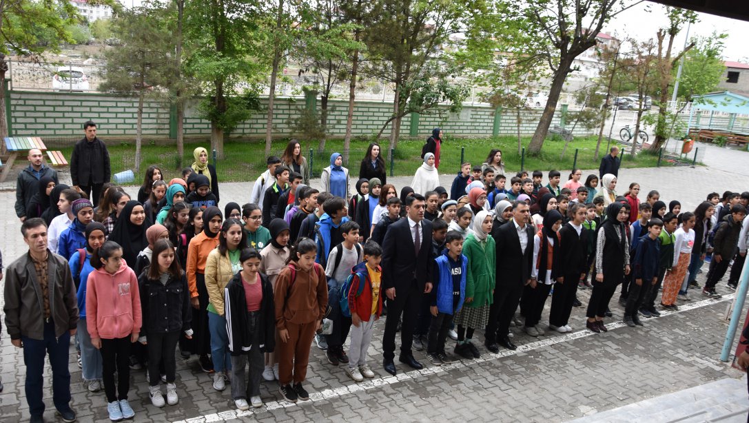 Milli Eğitim Müdürümüz Sn. Servet CANLI Şehit Emin Güner Ortaokulu'nda İstiklal Marşı Töreni'ne katılarak idareci, öğretmen ve öğrenciler ile bir araya gelerek sohbet etti.