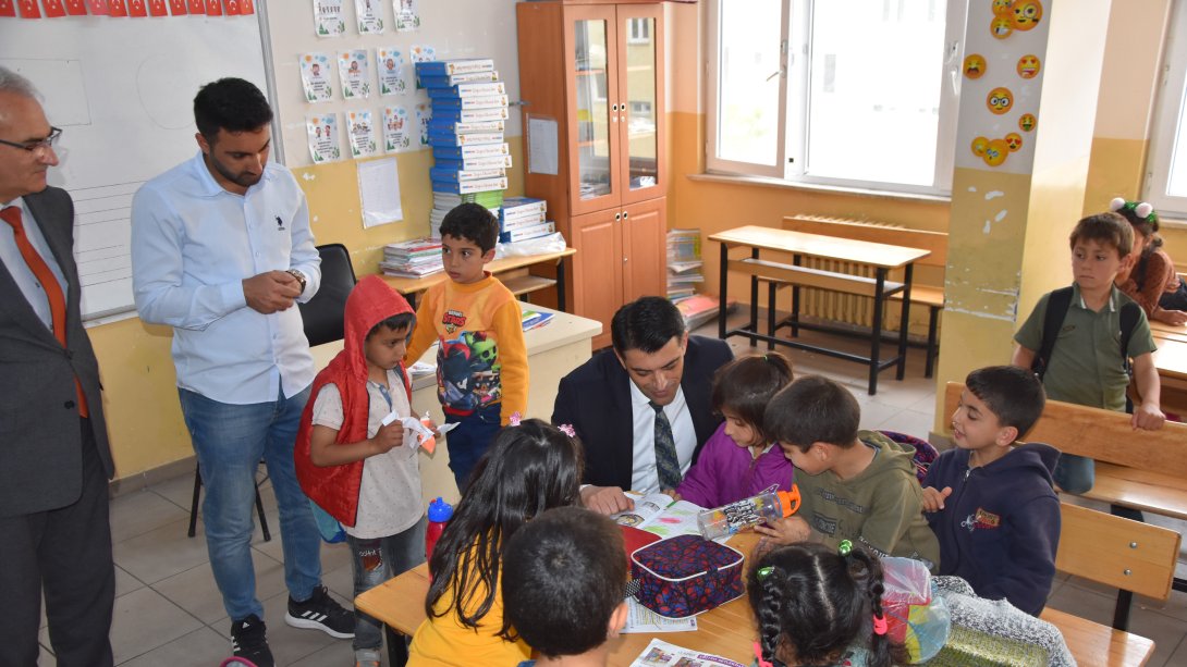Milli Eğitim Müdürümüz Sn. Servet CANLI, Tuzluca - Hoca Ahmet Yesevi İmam Hatip Ortaokulu'nu ziyaret ederek, idareci, öğretmen ve öğrenciler ile bir araya gelerek sohbet etti.