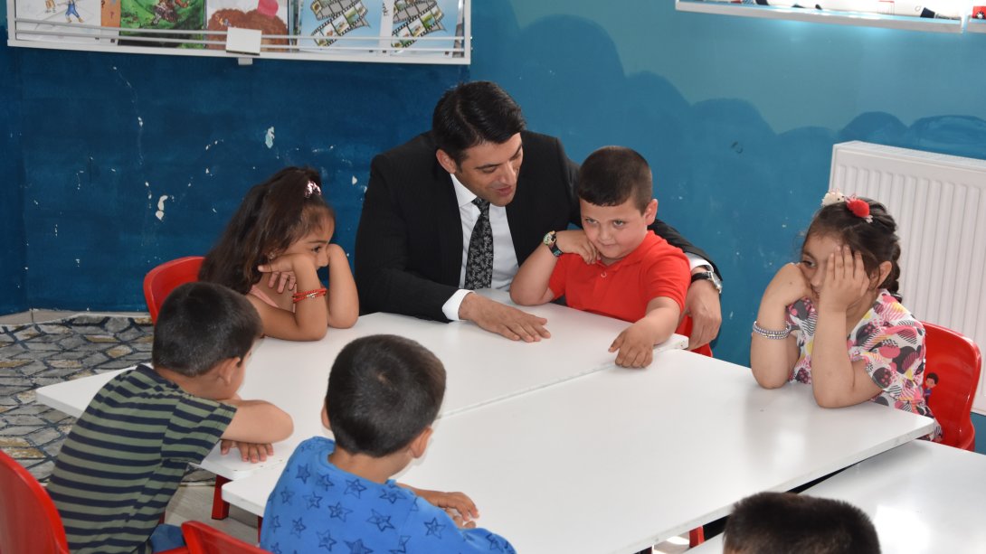 Milli Eğitim Müdürümüz Sn. Servet CANLI, Şehit Cihat Sayım Anaokulu ve Aziz Sancar Anaokulu'nu ziyaret ederek idareci, öğretmen ve öğrencilerle bir araya gelerek sohbet ettiler.