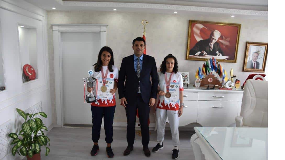 Milli Eğitim Müdürümüz Sn. Servet CANLI, İstanbul'da düzenlenen 45 ülke, 3500 sporcunun katılımıyla gerçekleşen 8. Uluslararası VAKO Dünya Kupası'nda dereceye giren öğrencileri tebrik etti.