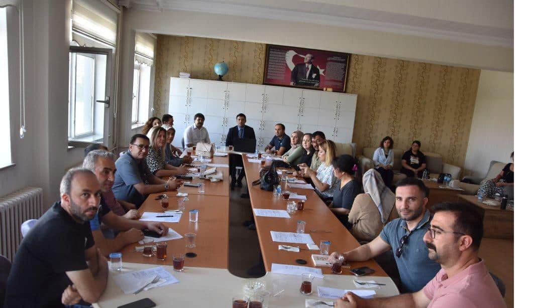 Milli Eğitim Müdürümüz Sn. Servet CANLI, Haydar Aliyev Fen Lisesi'nde yapılan sene başı öğretmenler kurul toplantısına katılarak yeni eğitim öğretim döneminde öğretmenlere başarılar diledi.