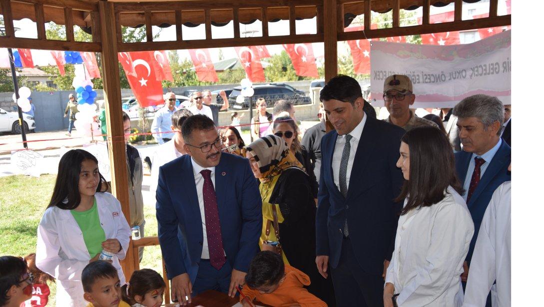 Valimiz Sn. Ercan TURAN, Milli Eğitim Müdürümüz Sn. Servet CANLI ve kıymetli misafirlerin katılımıyla 2. Geleneksel Çocuk Şenliği Etkinliği gerçekleştirildi.