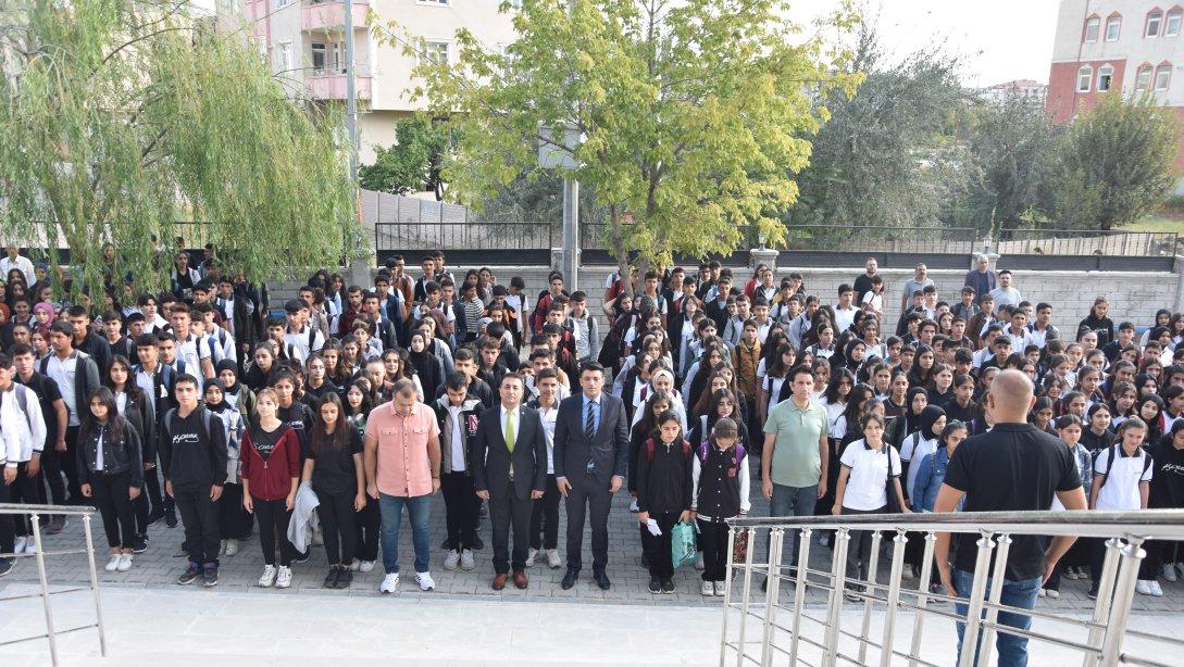 Milli Eğitim Müdürümüz Sn. Servet CANLI; Atatürk Anadolu Lisesi'nde İstiklal Marşı Töreni'ne katılarak idareci, öğretmen ve öğrencilerle bir araya gelerek sohbet etti.