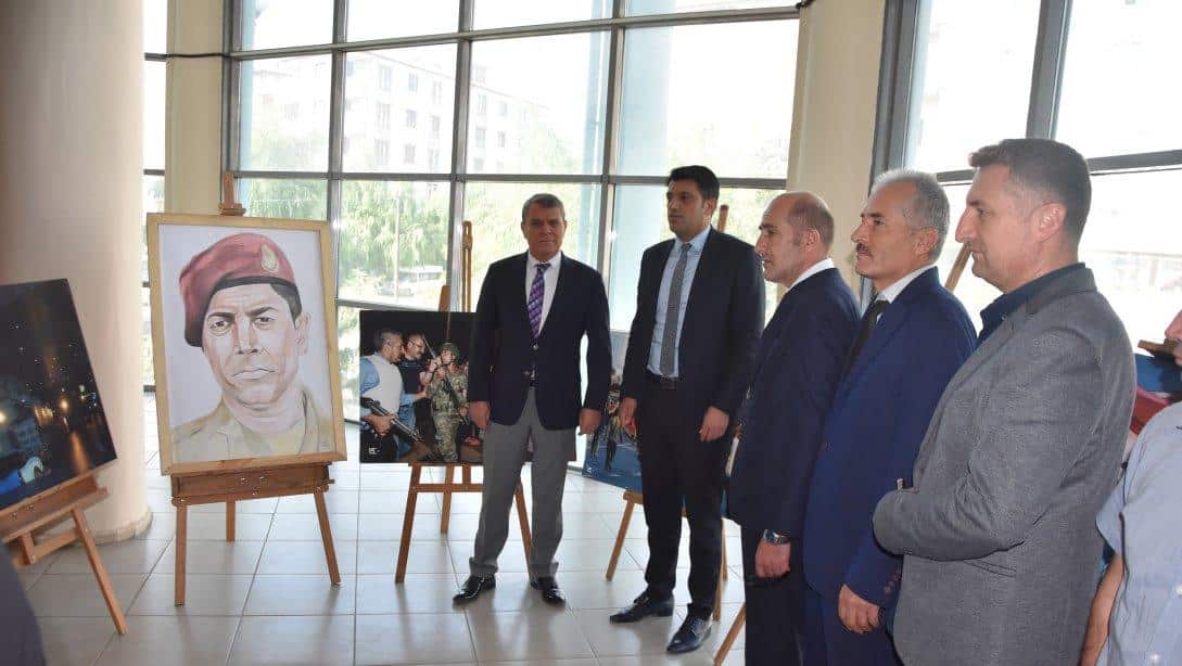 Milli Eğitim Müdürümüz Sn. Servet CANLI, Kültür Merkezi'nde 15 Temmuz Demokrasi ve Milli Birlik Günü Etkinlikleri kapsamında düzenlenen ''Türkiye Yüzyılının Kahramanları'' temalı resim sergisine katıldı.